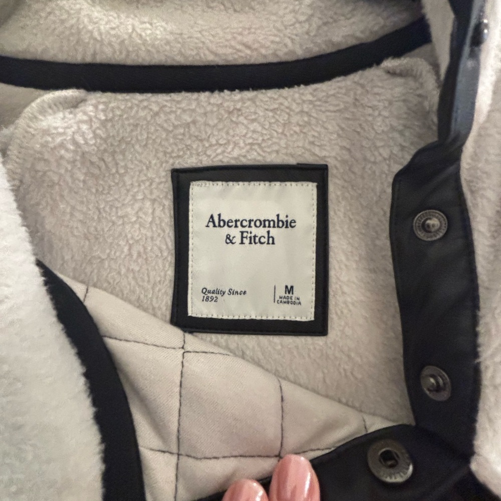 Abercrombie & Fitch Black and Cream Quilted Jacket - Picture 4 of 5